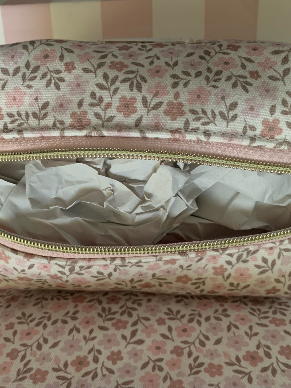 New Exclusive Mother’s Day 2026 Poppy & Peonies floral cosmetic bag. - Picture 2 of 7
